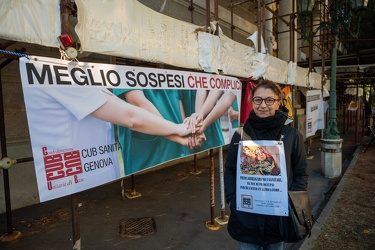 Genova, via Volta - presidio sanitari no vax davanti ingresso os