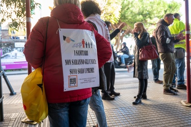 Genova, via Volta - presidio sanitari no vax davanti ingresso os