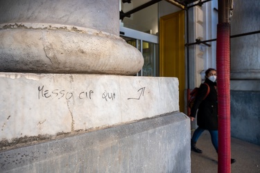 Genova, via Volta - presidio sanitari no vax davanti ingresso os