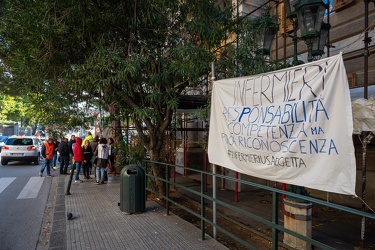 Genova, via Volta - presidio sanitari no vax davanti ingresso os