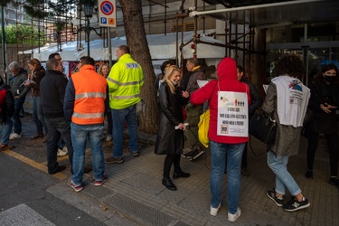 Genova, via Volta - presidio sanitari no vax davanti ingresso os