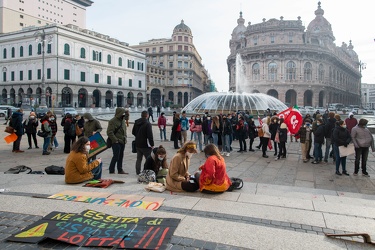 Genova, piazza De Ferrari - manifestazione studenti contro didat