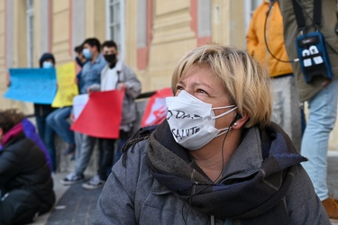 Genova, piazza De Ferrari - manifestazione studenti contro didat