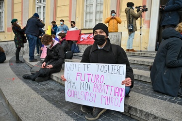 Genova, piazza De Ferrari - manifestazione studenti contro didat