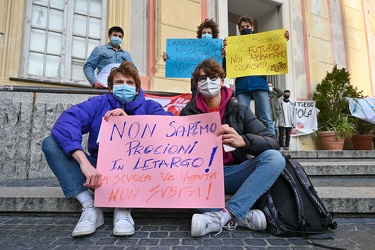 Genova, piazza De Ferrari - manifestazione studenti contro didat