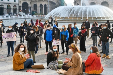 Genova, piazza De Ferrari - manifestazione studenti contro didat