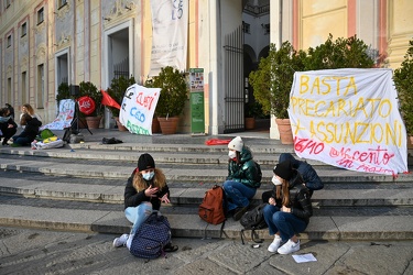 Genova, piazza De Ferrari - manifestazione studenti contro didat