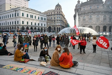 Genova, piazza De Ferrari - manifestazione studenti contro didat