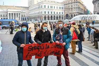 Genova, piazza De Ferrari - manifestazione studenti contro didat