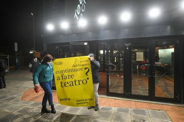 Genova, la protesta dei teatri che tengono le luci accese nonost