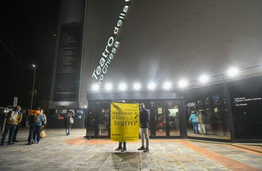 Genova, la protesta dei teatri che tengono le luci accese nonost