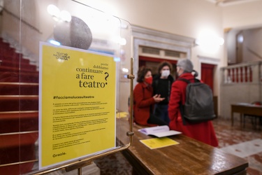 Genova, la protesta dei teatri che tengono le luci accese nonost