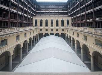 Genova, palazzo di giustizia - allestita tensostruttura nel cort