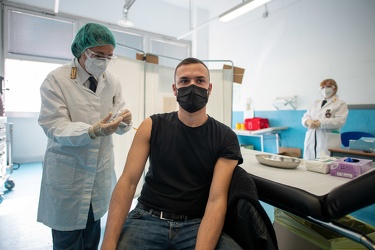 Genova, via dei mille, caserma Sturla - inizia la vaccinazione p