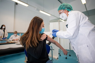 Genova, via dei mille, caserma Sturla - inizia la vaccinazione p