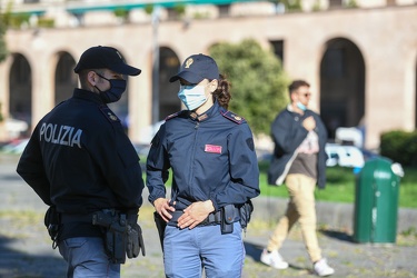 Genova, piazza della Vittoria - controlli polizia ordinanza covi