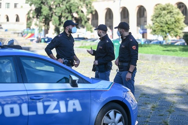 Genova, piazza della Vittoria - controlli polizia ordinanza covi