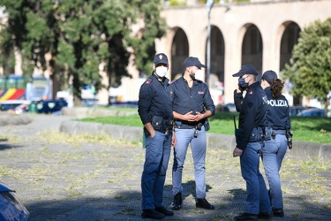 Genova, piazza della Vittoria - controlli polizia ordinanza covi