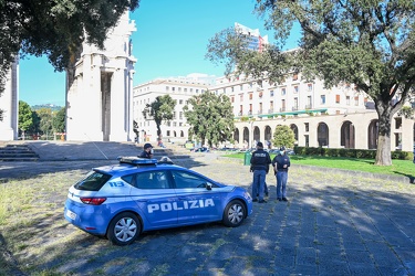 Genova, piazza della Vittoria - controlli polizia ordinanza covi