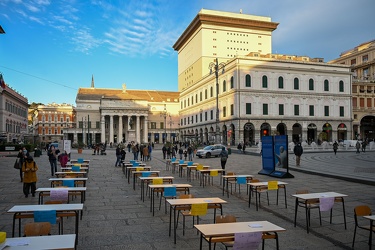Genova, piazza De Ferrari - flash mob protesta scuola contro Did