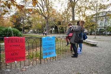 Genova - parco Acquasola - presidio contro insegnamento a distan