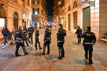 Genova, centro storico - sabato sera, controlli nuovo DPCM per a