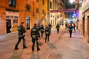 Genova, centro storico - sabato sera, controlli nuovo DPCM per a