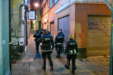 Genova, centro storico - sabato sera, controlli nuovo DPCM per a