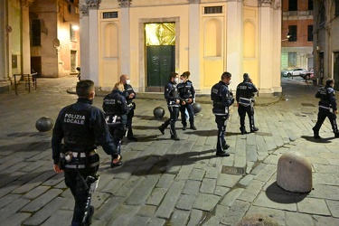 Genova, centro storico - sabato sera, controlli nuovo DPCM per a