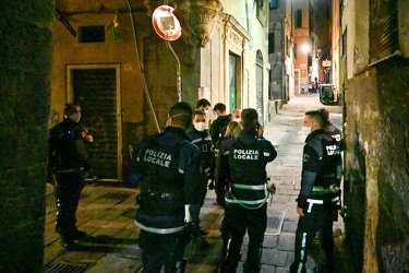Genova, centro storico - sabato sera, controlli nuovo DPCM per a