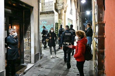 Genova, centro storico - sabato sera, controlli nuovo DPCM per a