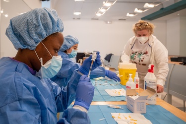 Genova, albergo dei poveri - inizia vaccinazione personale unive