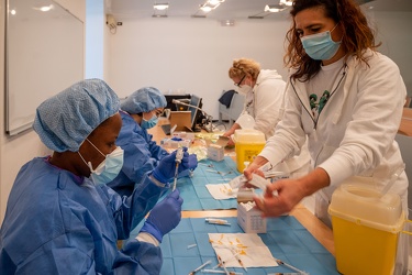 Genova, albergo dei poveri - inizia vaccinazione personale unive