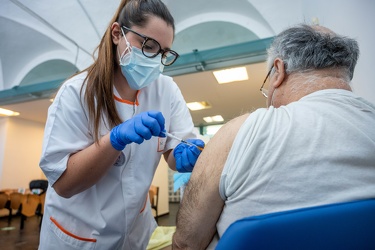 Genova, albergo dei poveri - inizia vaccinazione personale unive