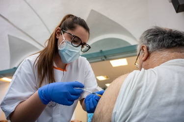 Genova, albergo dei poveri - inizia vaccinazione personale unive