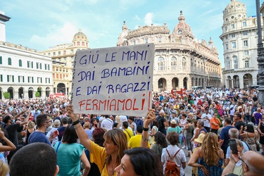 Genova, manifestazione no vax contro vaccinazione e green pass