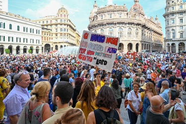 Genova, manifestazione no vax contro vaccinazione e green pass