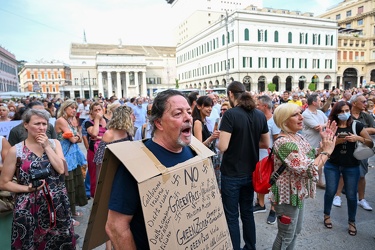 Genova, manifestazione no vax contro vaccinazione e green pass