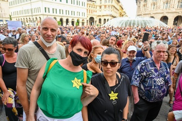 Genova, manifestazione no vax contro vaccinazione e green pass