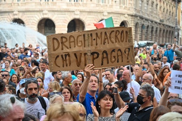 Genova, manifestazione no vax contro vaccinazione e green pass