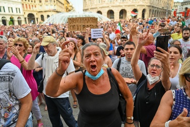 Genova, manifestazione no vax contro vaccinazione e green pass