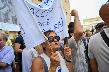 Genova, manifestazione no vax contro vaccinazione e green pass