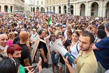 Genova, manifestazione no vax contro vaccinazione e green pass