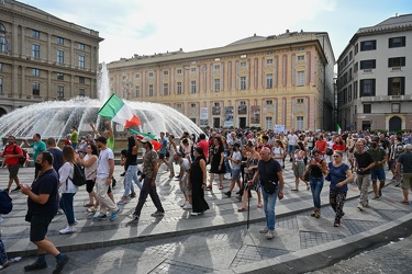 Genova, manifestazione no vax contro vaccinazione e green pass