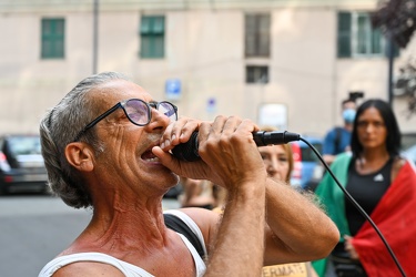 Genova, manifestazione no vax contro vaccinazione e green pass