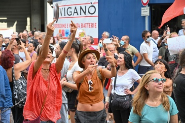 Genova, manifestazione no vax contro vaccinazione e green pass