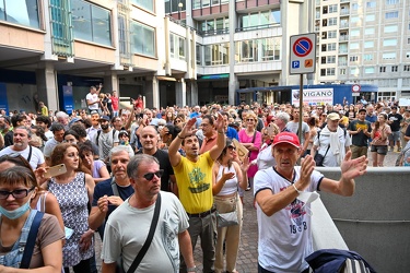 Genova, manifestazione no vax contro vaccinazione e green pass