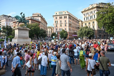 Genova, manifestazione no vax contro vaccinazione e green pass