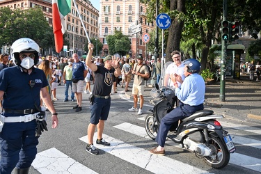 Genova, manifestazione no vax contro vaccinazione e green pass