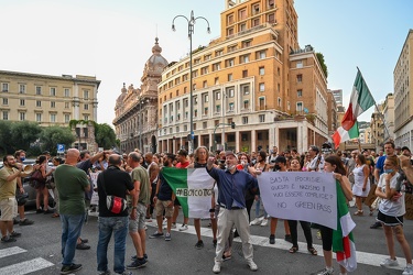 Genova, manifestazione no vax contro vaccinazione e green pass